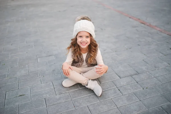 Το χαριτωμένο μικρό κορίτσι με πλεκτό καπέλο — Φωτογραφία Αρχείου