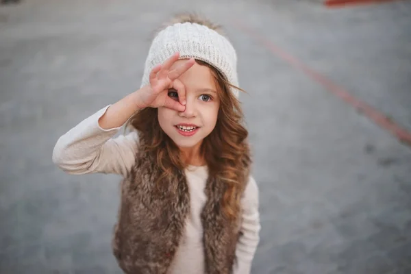 Niedliches kleines Mädchen mit Strickmütze — Stockfoto