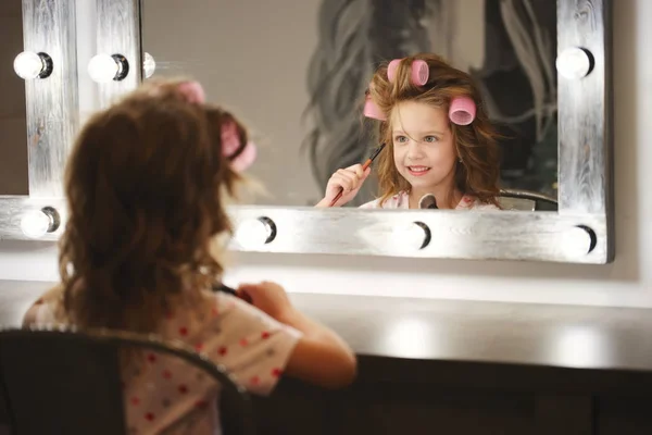 Schattig klein meisje make-up maken — Stockfoto