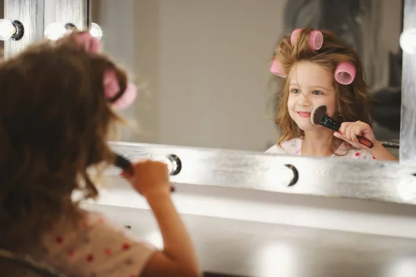 Sevimli küçük kız makyaj yapma — Stok fotoğraf