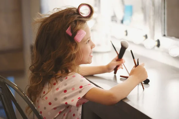 Cute little girl making make-up — Stock Photo, Image