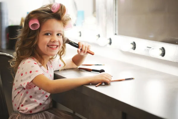 Niedliche kleine Mädchen Make-up — Stockfoto