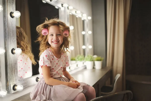 Sevimli küçük kız makyaj yapma — Stok fotoğraf