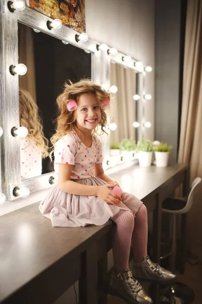 Bonito menina fazendo maquiagem — Fotografia de Stock