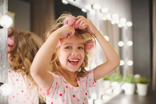 Schattig klein meisje make-up maken — Stockfoto