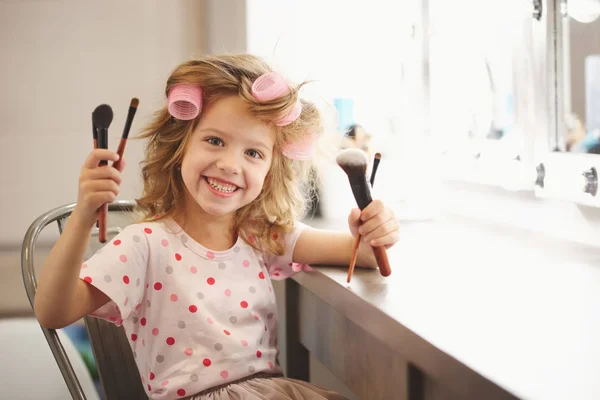 Мила маленька дівчинка робить макіяж — стокове фото