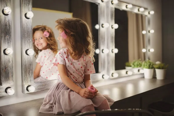 Schattig klein meisje make-up maken — Stockfoto