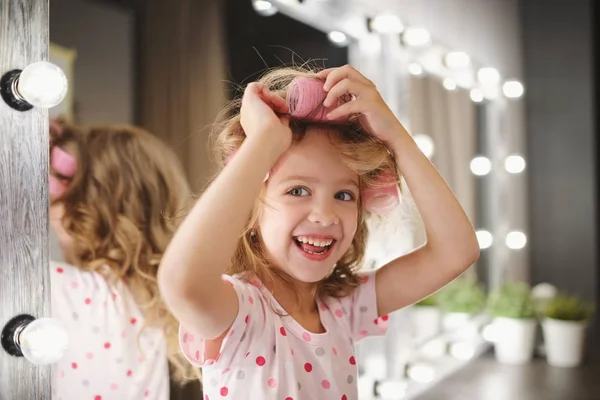 Χαριτωμένο μικρό κορίτσι κάνοντας μακιγιάζ — Φωτογραφία Αρχείου