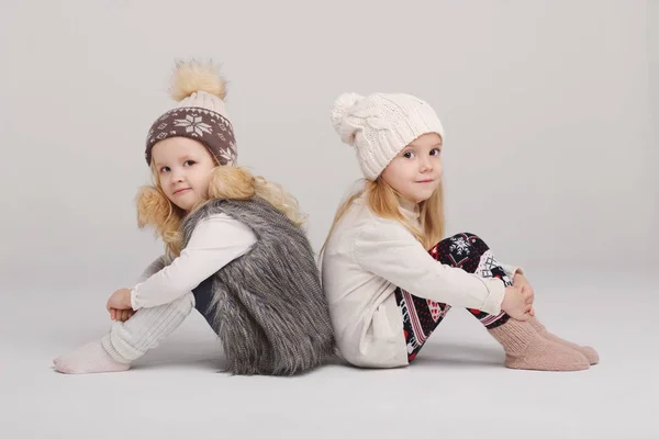 Duas meninas bonitas no fundo branco — Fotografia de Stock