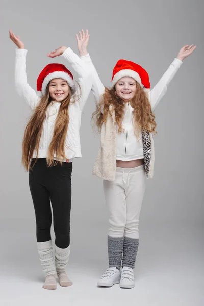 Crianças felizes bonito com chapéus de santa — Fotografia de Stock
