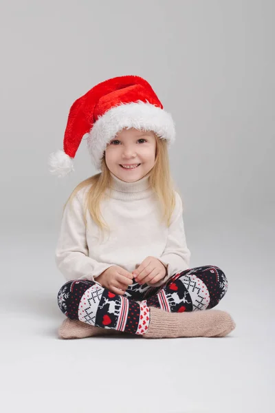 Pequena menina feliz com santa chapéu — Fotografia de Stock