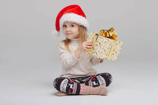 Šťastná holčička s santa čepice — Stock fotografie