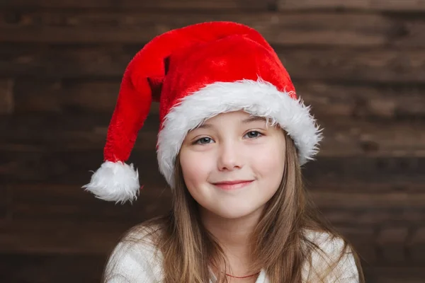 Pequena menina feliz com santa chapéu — Fotografia de Stock