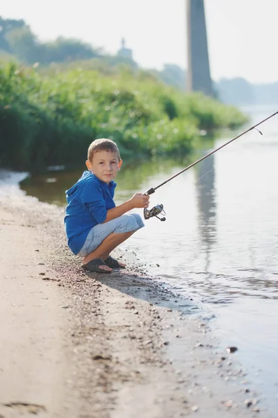 川の海岸に棒で幸せな少年 — ストック写真