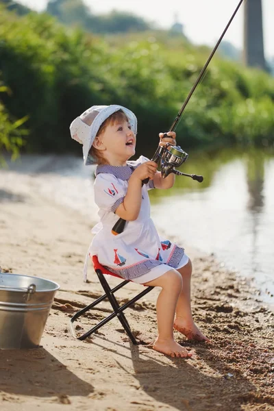 Menina feliz com vara na costa do rio — Fotografia de Stock