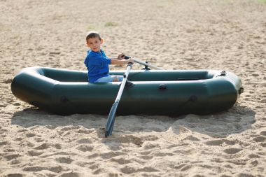 küçük çocuk tekneye kumsalda Yüzme