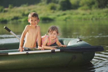 mutlu çocuk balıkçı teknesi içinde Yüzme