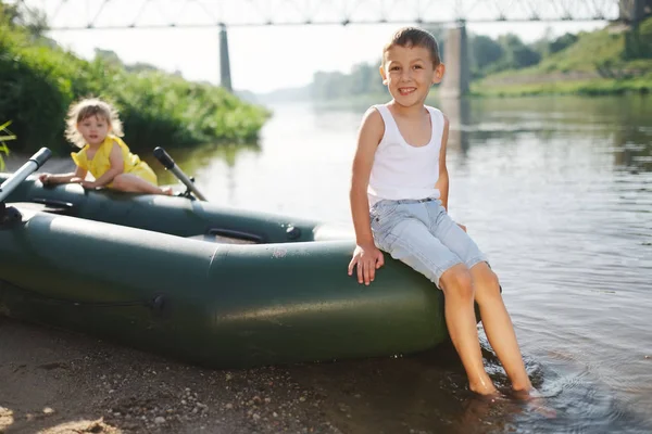 Gelukkige jongen zwemmen in vissersboot — Stockfoto