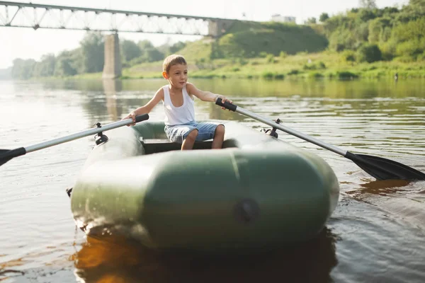 Heureux garçon nager dans bateau de pêche — Photo