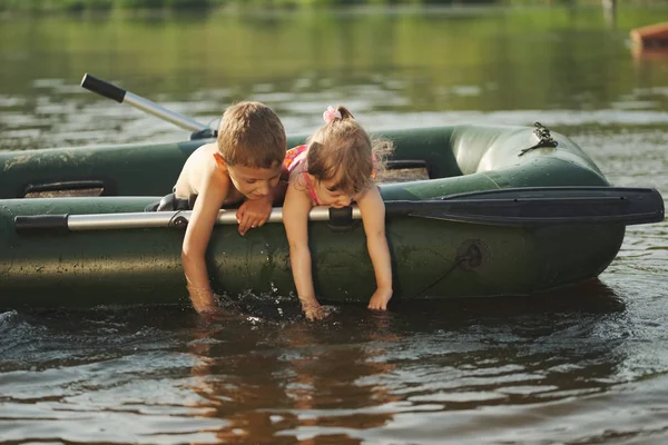 mutlu çocuk balıkçı teknesi içinde Yüzme