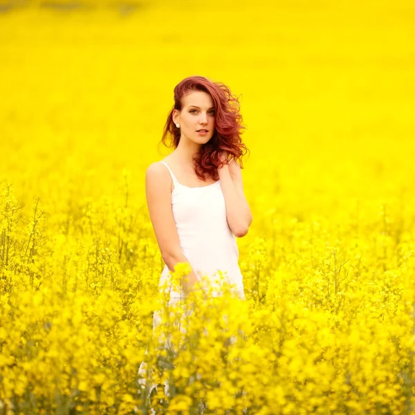Ung vacker flicka i fältet — Stockfoto