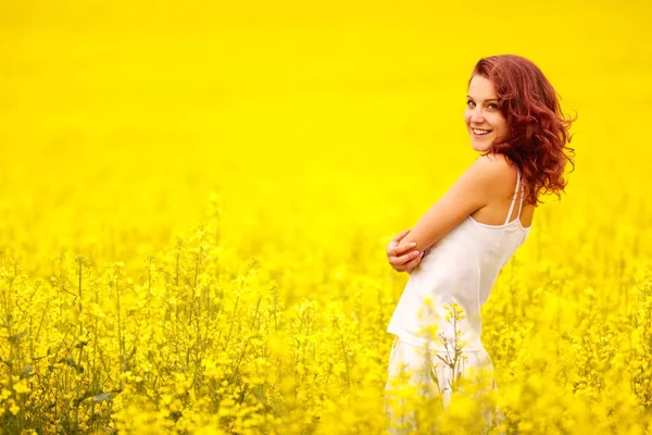 Young beautiful girl in the field — Stock Photo, Image