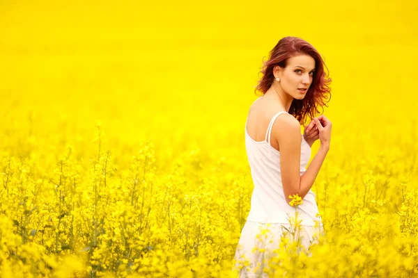 Joven hermosa chica en el campo — Foto de Stock