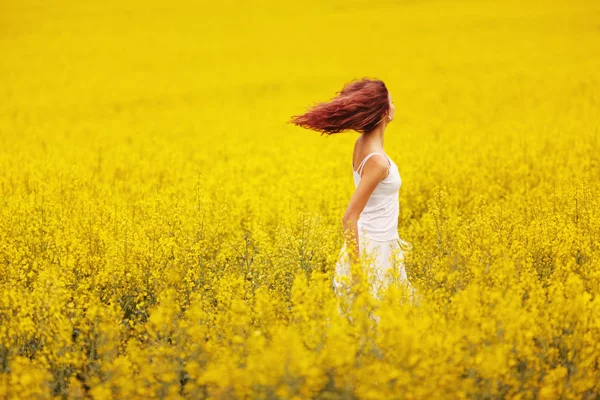 黄色のフィールドで美しい少女 — ストック写真