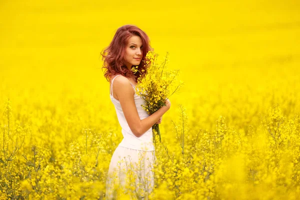 Hermosa chica en el campo amarillo —  Fotos de Stock