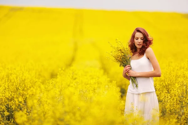 Belle fille dans le champ jaune — Photo