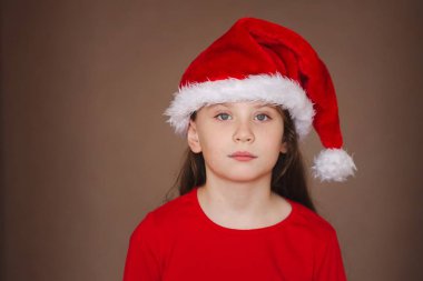 Noel Baba şapkası ile mutlu küçük kız