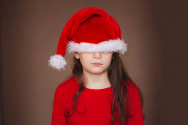 Noel Baba şapkası ile mutlu küçük kız