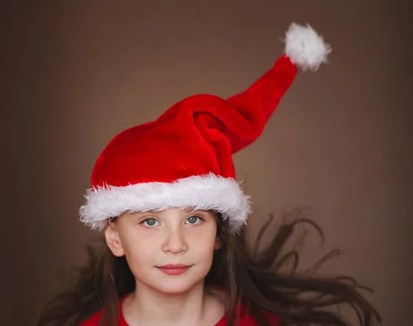 Menina feliz com chapéu de santa — Fotografia de Stock