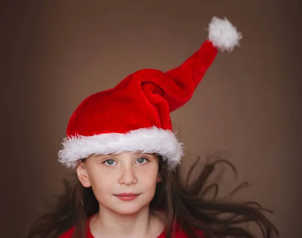 Glückliches kleines Mädchen mit Weihnachtsmütze — Stockfoto