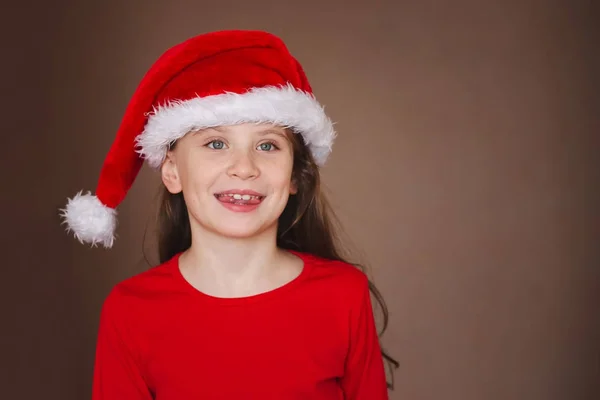 Menina feliz com chapéu de santa — Fotografia de Stock