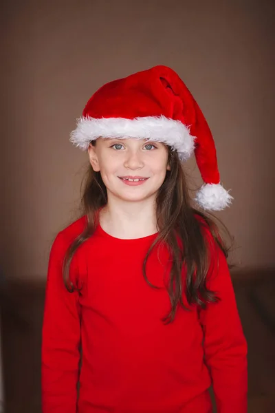 Joyeux petite fille avec chapeau de Père Noël — Photo