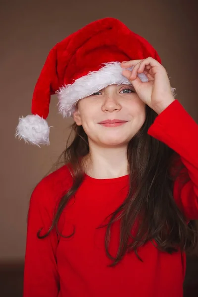 Menina feliz com chapéu de santa — Fotografia de Stock