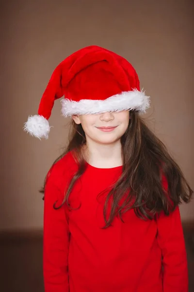 Menina feliz com chapéu de santa — Fotografia de Stock