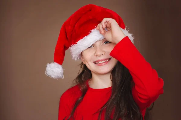 Menina feliz com chapéu de santa — Fotografia de Stock