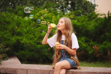 uzun saçlı güzel genç kız