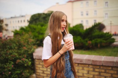 uzun saçlı güzel genç kız