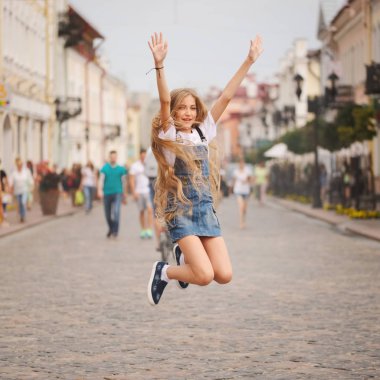 uzun saçlı güzel genç kız