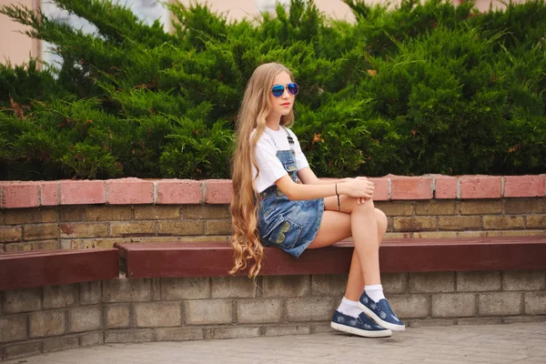 긴 머리를 가진 아름 다운 소녀 — 스톡 사진