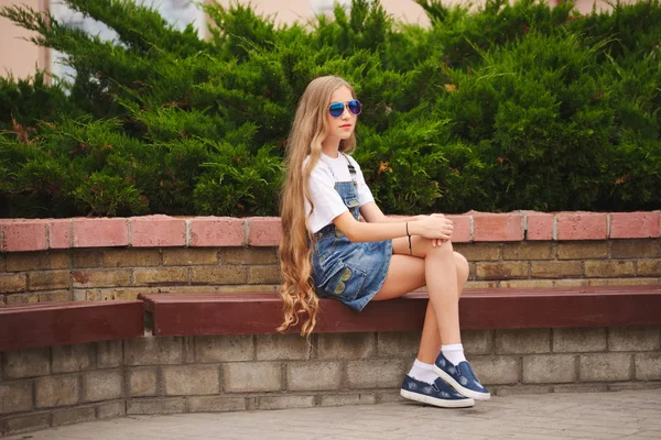 Beautiful young girl with long hair — Stock Photo, Image