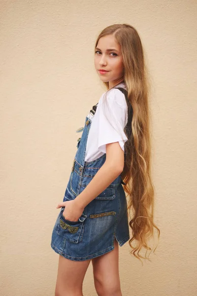 Όμορφη νεαρή κοπέλα με μακριά μαλλιά — Φωτογραφία Αρχείου