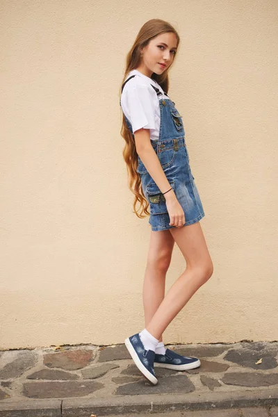 Mooi meisje met lange haren — Stockfoto