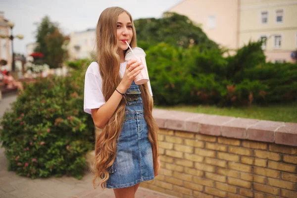 Hermosa joven con el pelo largo — Foto de Stock