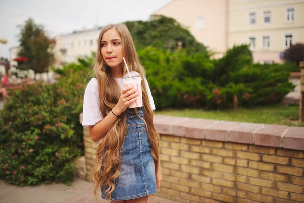 Uzun saçlı güzel genç kız — Stok fotoğraf