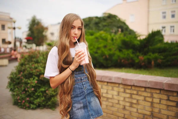 Hermosa joven con el pelo largo — Foto de Stock