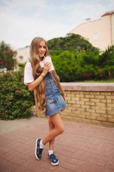 Красивая девушка с длинными волосами — стоковое фото
